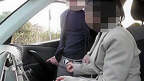 Dogging amateur avec une milf qui branle un inconnu