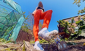 Giantess Maria Zertritt Ein Ganzes Dorf – BlondeHexe