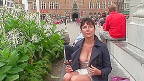 nadine s exhibe dans les rues de bruges