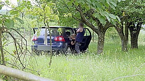 Un voyeur filme un couple baiser